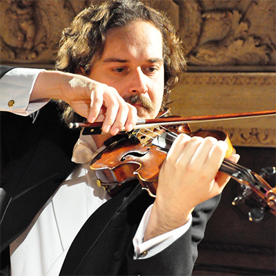 Le maestro José Manuel Gil de Gálvez, promoteur de l'Œuvre culturelle de FUNIBER, lors d'un concert en Angola.